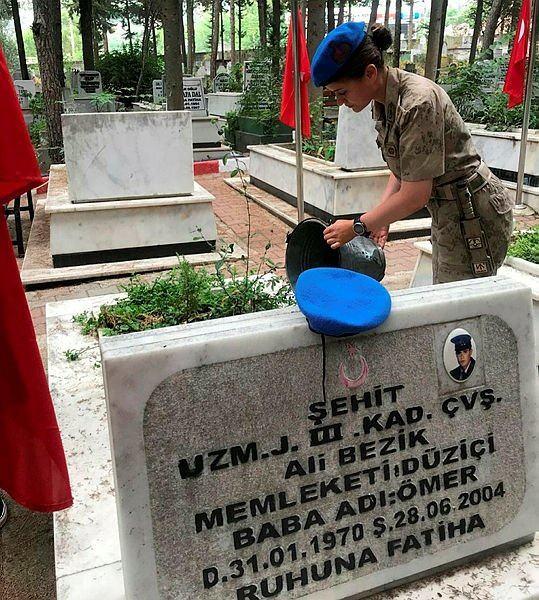 <p><span style="color:#800000"><strong>Babası gibi asker olmak, onun üniforması ile beresini takmak için sınava girdi. Sınavda başarı sağlayan Batın, İzmir Foça Jandarma Komando Okulu ve Eğitim Merkezi Komutanlığı'na girmeyi hak kazandı.</strong></span></p>
<p> </p>