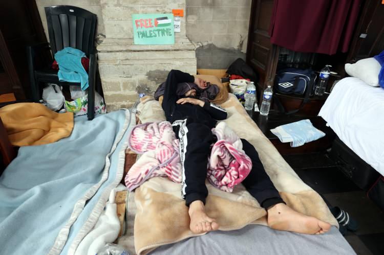 <p>AA muhabirine konuşan ve soy ismini vermek istemeyen Ahmed, Sammy Mahdi’ye cevap olarak "Kağıtsızlar olarak uzun yıllardır Belçika’da çalışıyoruz ancak bazen iş kazaları olabiliyor. Bizi koruyan bir kanun yok. Sosyal güvencemiz yok." dedi.</p>

<p>Eylemcilerden Ranem ise uzun süredir hükümetle diyalog kurmak istediklerini ancak kimsenin kendileriyle temasa geçmediğini belirtti.</p>
