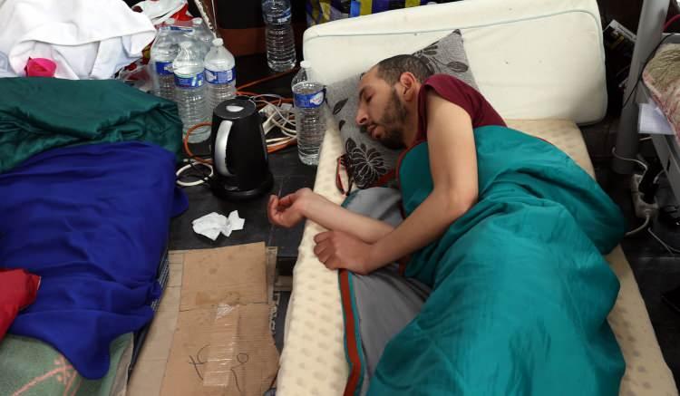 <p>Grevdekilerin çoğu yüzde 15 kilo kaybına uğramış vaziyette. Özellikle mide kramplarının arttığı, böbrek sorunlarının ortaya çıktığı, bilinç kayıplarının başladığı belirtiliyor. Psikolojik sıkıntıların da başladığı, bu aşamadan sonra nörolojik sıkıntıların baş göstereceği ifade ediliyor.</p>

<p> </p>
