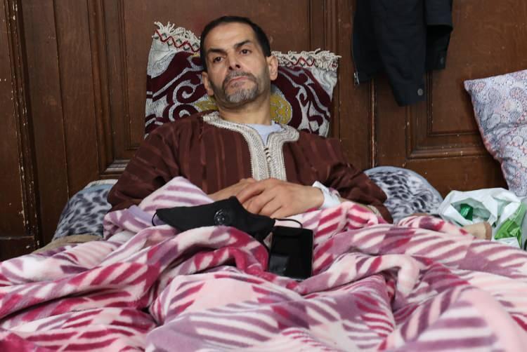 <p>Bu 4 kişi, doktor gözetimi altında açlık grevlerine devam ediyor. Dudakları dikili kişilere sıvı takviyesi ağızlarındaki ufak aralıktan pipet yardımıyla yapılıyor.</p>

<p> </p>
