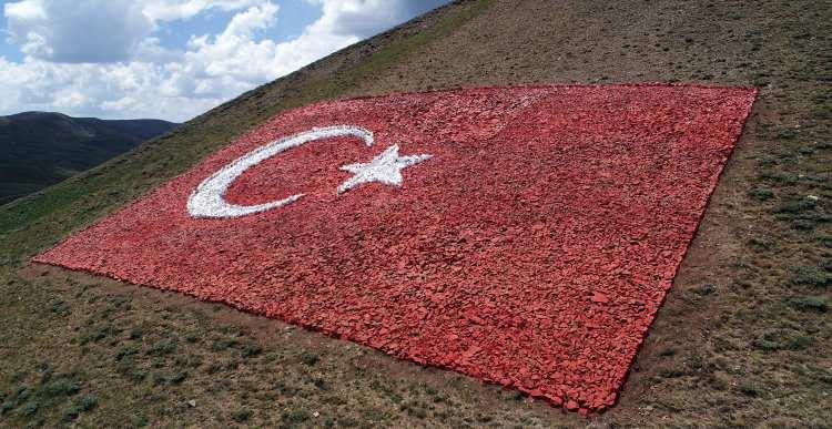 <p>İmranlı ilçesine 30 kilometre uzaklıktaki Kızıldağ Jandarma Karakol Komutanlığı'nda görevli askerler şehitleri unutmadı. </p>