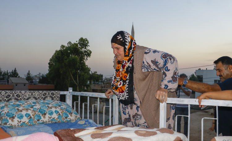 <p> Biz dedelerimizden biliriz geceleri damda uyumayı. Yazın buralar çok sıcak. Bu nedenle gündüzleri dört gözle akşam olmasını bekliyoruz. Yemeklerimizi de burada yiyoruz. </p>