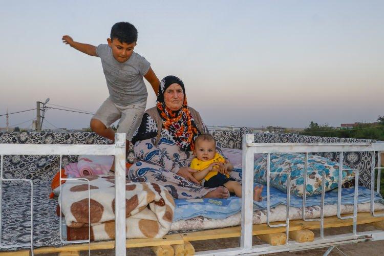 <p>Çocukluğundan beri yaz aylarında tahtta uyuduğunu aktaran 70 yaşındaki Rınde Çakmak "Ben çocukken bütün yaz boyunca, bu tahtların üzerinde uyuyordum. Şimdi 70 yaşımdayım, hala tahtın üzerinde uyuyorum" dedi.</p>