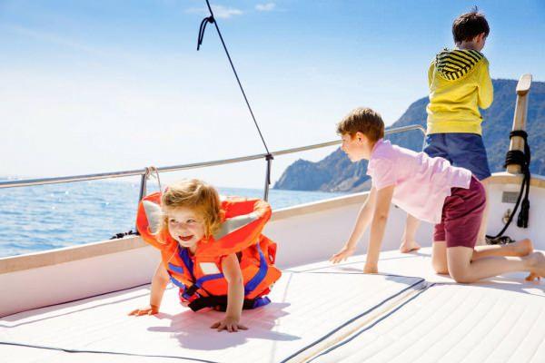 <p><strong>YAT GEZİSİNDE MAVİ SULARIN DERİNLİKLENE DALIN!</strong></p>
<p><span style="color:#FFA500"><strong>Güneşli bir günde yat kiralayıp ailecek keyifli bir vakit geçirebilirsiniz.</strong></span></p>