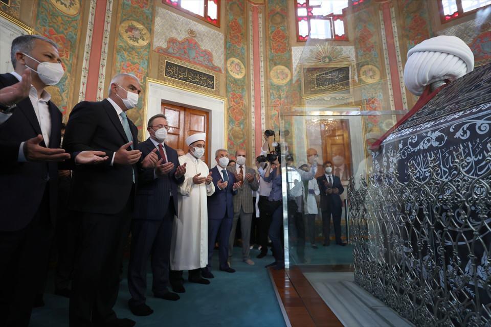 <p>Kültür ve Turizm Bakanı Mehmet Nuri Ersoy, Fatih Sultan Mehmet Türbesi'ne Kabe Kuşağı'nın Yerleştirilme Töreni'ne katıldı.</p>

<p> </p>
