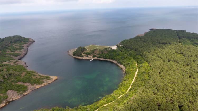 <p>Hamdi Aktaş ise Sinop'un tabiat parklarına hayran kaldıklarını belirterek, "Parklarda ailelerimizle g&uuml;zel vakit ge&ccedil;irme fırsatı bulduk. Mangalımızı yakıyor, pikniğimizi yapıyoruz. &Ccedil;ocuklarımız rahat şekilde oyun oynuyor. Herkesin gelip g&ouml;rmesi gereken bir yer bence. Sinop, Karadeniz tam bir doğa harikası." ifadesini kullandı.</p>

<p>&nbsp;</p>
