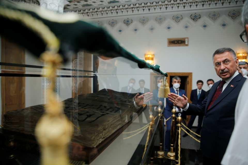 <p>Oktay, ardından Taşkent'in tarihi Hz. İmam Camisi'ni ziyaret etti. Cami avlusunda kısa bir yürüyüş yapan Oktay, Hz. Osman dönemine ait Kur'an-ı Kerim'i inceledi.</p>

<p>Oktay, daha sonra onuruna verilen akşam yemeğine katıldı.</p>
