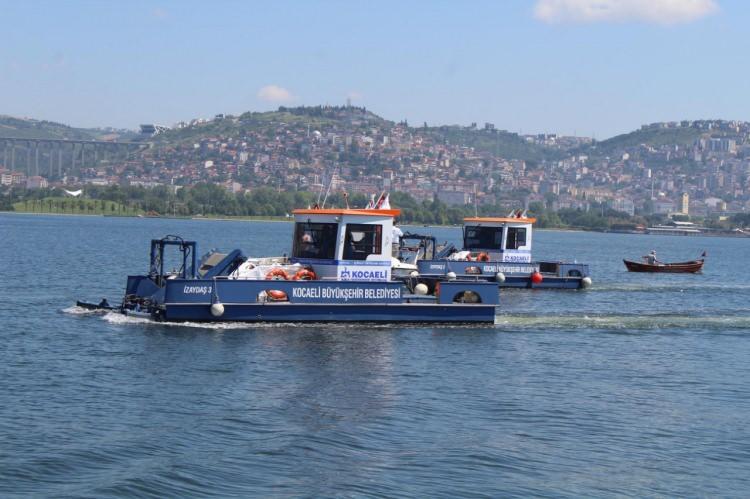<p>İzmit Körfezi'nde müsilaj neredeyse yok denecek kadar azalırken, 8 Haziran 'dan sonra 476 metreküp, toplamda ise 674 metreküp müsilaj toplanarak bertaraf edildi. </p>