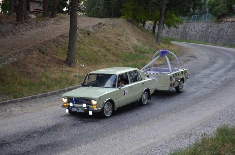<p>Mobilyacılık yapan Demirkan, sünnet düğünlerinde kullanılması için 2019'da hurda olarak satın aldığı Murat 124 otomobile, aynı modelde başka bir hurdayı parçalayarak römork taktı.</p>
<p> </p>