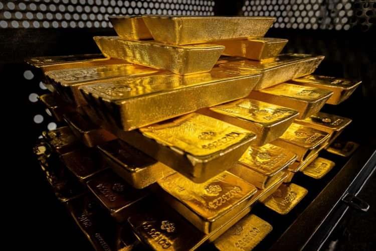 <p> ETF'lere yenilenen girişlerin henüz ikna edici olmadığını ifade eden banka, bireysel ve spekülatif yatırımcı pozisyonlarının düşük olduğuna dikkat çekiyor. <strong>Banka, gelecek 12 ayda altının ons fiyatını 1.850 dolar olarak tahmin ediyor.</strong></p>
<p> </p>