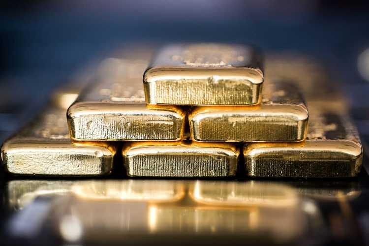 <p><strong>EN DÜŞÜK SEVİYEYİ YENİDEN TEST EDEBİLİR</strong></p>
<p>Bazı bankalar altın için yükseliş beklentisini koruyor. <strong>Commerzbank, 2019-2021 yükseliş trend çizgisinin geçtiği 1.735 doların önemli bir seviye olduğunu dikkat çekiyor.</strong></p>
