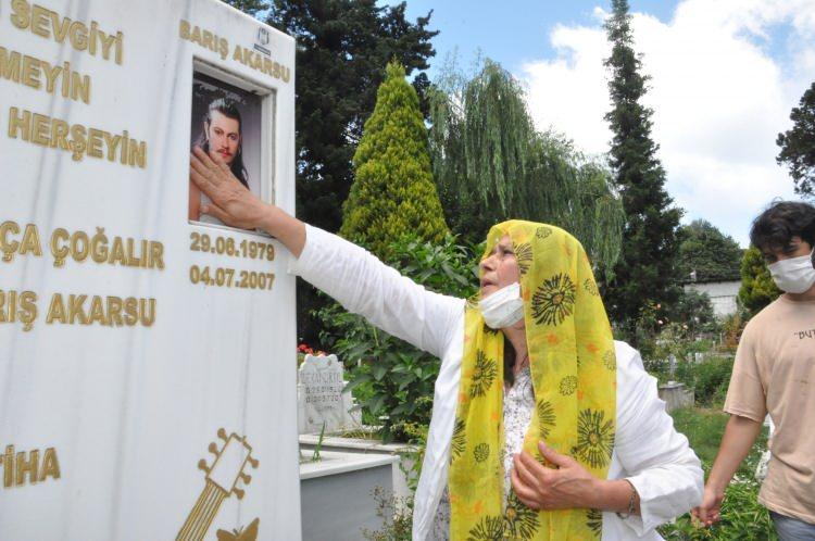 <p><strong>28 yaşında hayata gözlerini yuman genç şarkıcının doğum gününda hayranları, annesi ve ablası mezarının başına gitti. </strong></p>