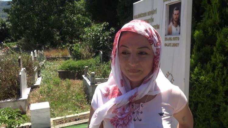 <p><strong>Ablası Nesrin Akarsu "Ağabeyim sadece bu özel günlerde değil, her zaman içimizde. Barış sevenlerimizle yine birlikteyiz. Allah ömür verdikçe onu güzel şekilde anmaya devam edeceğiz. Şu an duygularımız daha yoğun. Arayanlarımız, soranlarımız çok. Bizi yalnız bırakmıyorlar. Buraya gelemeyenler telefonlarıyla mesajlarıyla yanımızdalar. Mekanı cennet olsun, nurlar içinde yatsın" şeklinde konuştu. </strong></p>
