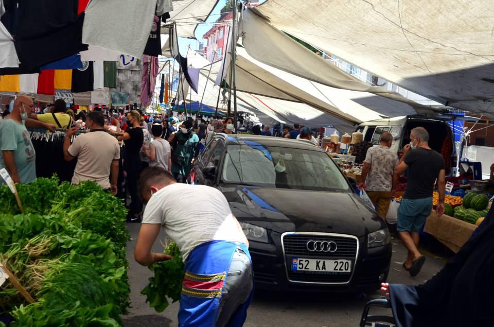 <p>Yolun bu kesimi büyük ölçüde daralırken, pazara gelenler yol ortasında sahipsiz park halindeki otomobili görünce şaşkınlıklarını gizleyemedi. </p>