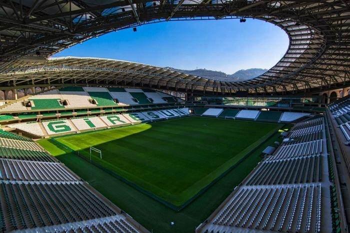 <p>GİRESUNSPOR</p>
<p> </p>
<p>ÇOTANAK SPOR KOMPLEKSİ</p>
<p>Kapasite: 22.028</p>
<p>Maçlara alınacak seyirci sınırı: 11.014</p>