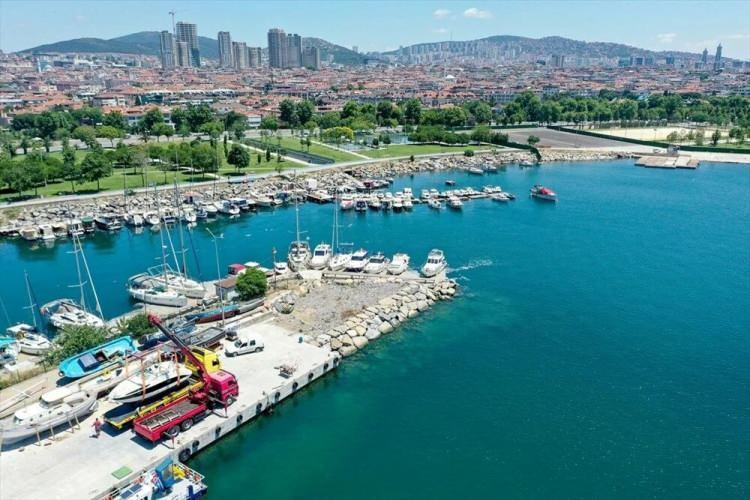 <p>Öte yandan Bakanlığa ve yetkilendirdiği kuruluşlara ait tekneler, deniz süpürgeleri ve botların çalışmaları da açık denizde devam ediyor.</p>
