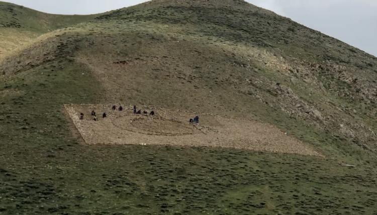 <p> Bu bayrak ayrıca kardeşlerimiz adına ve onların hatırasını yaşatmak üzere yapılmıştır. Kızıldağ'a bir Türk bayrağı imzası atıldı" dedi.</p>
