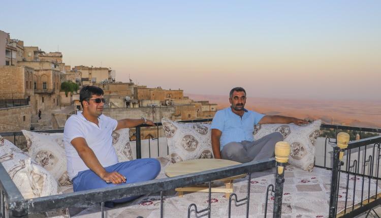 <p> Bu yöntemlerden biri de, geceleri damda uyumak. Bölgede 'dam palas' olarak adlandırılan evlerin damında uyuma kültürü Mardin, Diyarbakır, Batman ve Şanlıurfa gibi illerde halen devam ediyor.</p>
<p> </p>