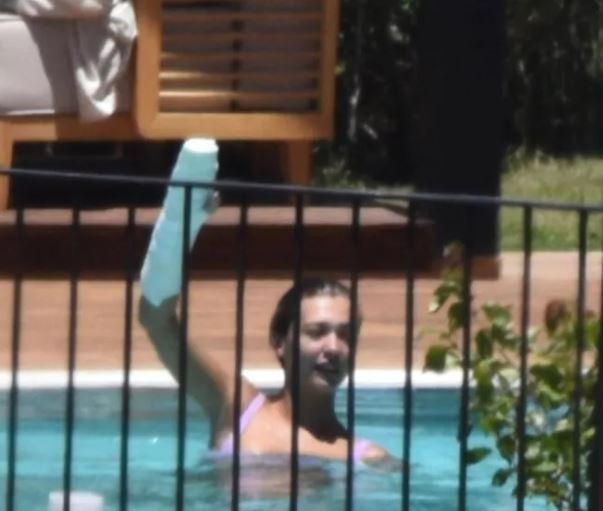 <p><strong>Kolu kırık olmasıan rağmen havuzda y&uuml;zmeye devam etti.&nbsp;</strong></p>
