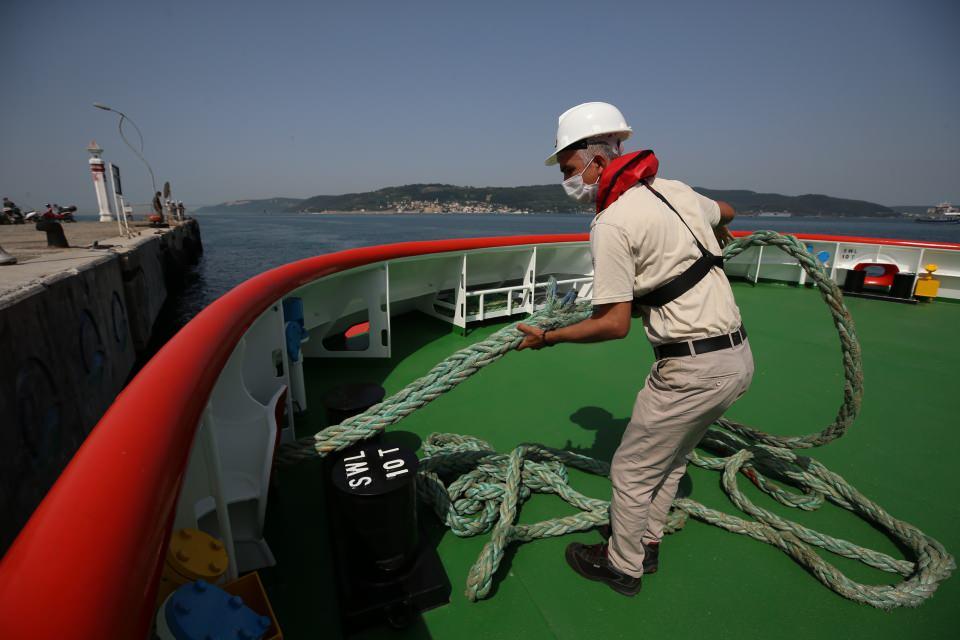<p>Boğaza Marmara Denizi'nin yer aldığı kuzey yönden giriş yapan 300 metre uzunluğundaki tanker ile telsiz teması kuran Kurtarma-13 römorkörü, geçiş hazırlığındaki gemiye arka yönden yaklaşıp refakate başladı.</p>

<p> </p>
