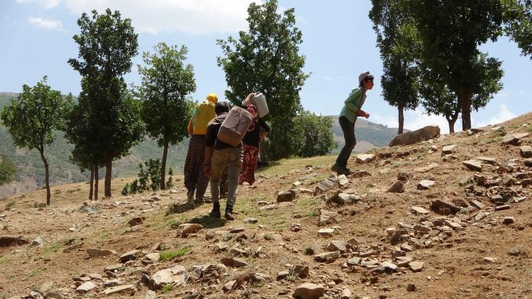 <p>Tüm sıcağa, tüm zorluğa rağmen vatandaşlarımızın yanında olduk. Tüm yolları, patikaları aşıp gerekli hizmeti sunduk” ifadelerini kullandı.</p>
