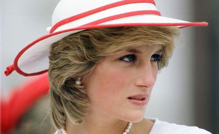 <p>Prenses Diana'nın oğlu Prens William, rapora ilişkin yaptığı açıklamada, Bashir'in röportajı elde etmek için yaptığı "düzenbazlığın" annesinin mülakatta söylediklerini büyük ölçüde etkilediğini belirtmişti.</p>
<p><strong>RÖPORTAJ</strong></p>
<p>Prenses Diana, meşhur röportajında başka biriyle ilişki yaşadığını kabul etmiş ve tahtın varisi Prens Charles ile olan evliliğine ilişkin detaylar vermişti.</p>
<p> </p>