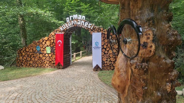 <p>Kitapseverler için konforlu okuma alanları oluşturulan 200 kişi kapasiteli Orman Kütüphanesi'nde, farklı kategorilerde 21 kitaplık bulunuyor. </p>