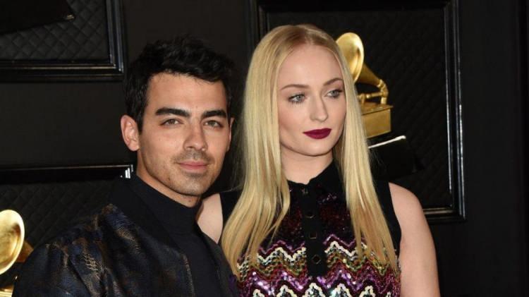 <p><span style="color:#B22222"><strong>2019 yılında mutluluğa imza atan Sophie Turner ve Joe Jonas’ın nikâhı Mayıs ayında Las Vegas’ta gerçekleşmişti. Çift, daha sonra Fransa’da yapılan görkemli bir düğünle evliliklerini taçlandırdı.</strong></span></p>
