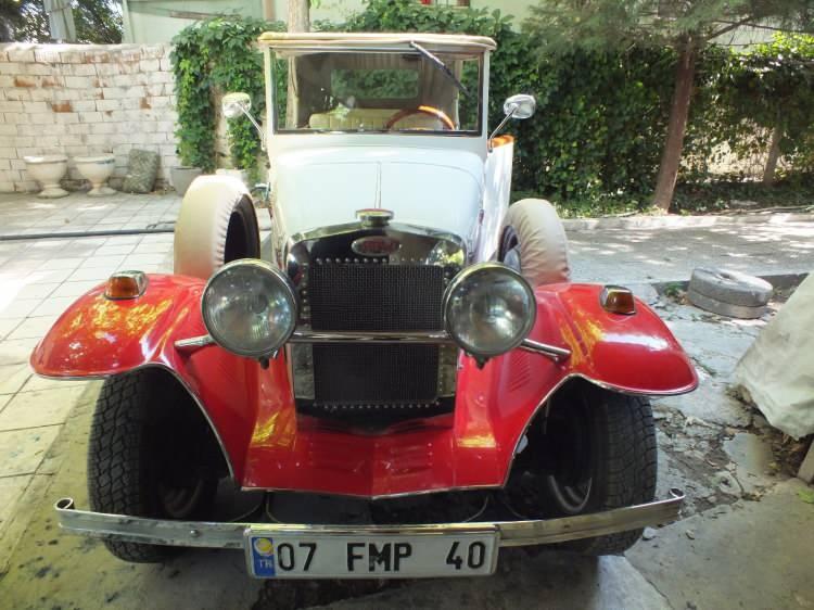 <p>Elazığ’da ikamet eden 5 çocuk babası Alican Özen (46), 10 yıl önce bakımsız bir şekilde satın aldığı ve bu süre zarfında 100 bin lira masraf ettiği 1929 model klasik otomobiline göz gibi bakıyor.</p>

