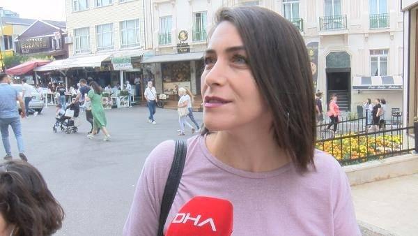 <p>Hatice Başer ise "Büyükada’ya gezmeye geldik. 15- 20 dakikadır elektrikli araç sırası bekliyoruz. Zaten şehir dışından geliyoruz gezmek için çok kısıtlı bir süremiz var. Onu da elektrikli araç sırasında harcıyoruz. Bu kadar uzun süre beklemek bizi gerçekten sıkıyor" diye konuştu.</p>
