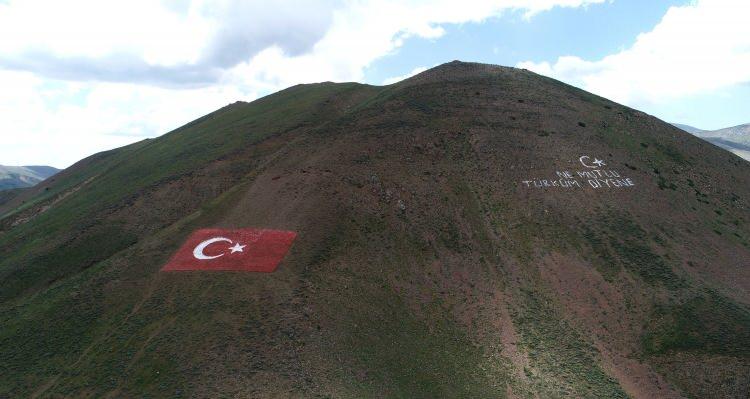 <p>Bütün eserlerimiz bu topraklar üzerine vurulmuş bir mühürdür. Bizim varlık sebebimiz, dalgalandığı zaman huzur bulduğumuz kutsalımız olan bayrağımızı askerlerimiz ruhen içselleştirip Kızıldağ'ın gövdesine adeta bir imza gibi derç etmeleri oldukça anlamlıdır. </p>
