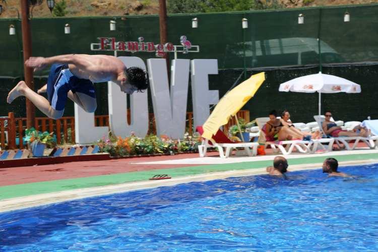 <p>"Ege kıyılarında da tatilimizi yapıyoruz, Tunceli oraları aratmıyor" </p>

<p> </p>

<p>İsveç’ten geldiklerini aktaran Sinan Emek ise kaldıkları ülkenin soğuk olduğunu dile getirerek, "Kendi memleketimize geldik. Çok güzel bir havuz. Biz Ege kıyılarında da tatilimizi yapıyoruz. Oraları aratmıyor, her yönüyle güzel bir yer. İnanılmaz bir sıcaklık var, ailecek geldik, hep beraber serinledik. Yedik, içtik, eğlendik ve dinlendik. Gerçekten çok güzel" diye konuştu.</p>
