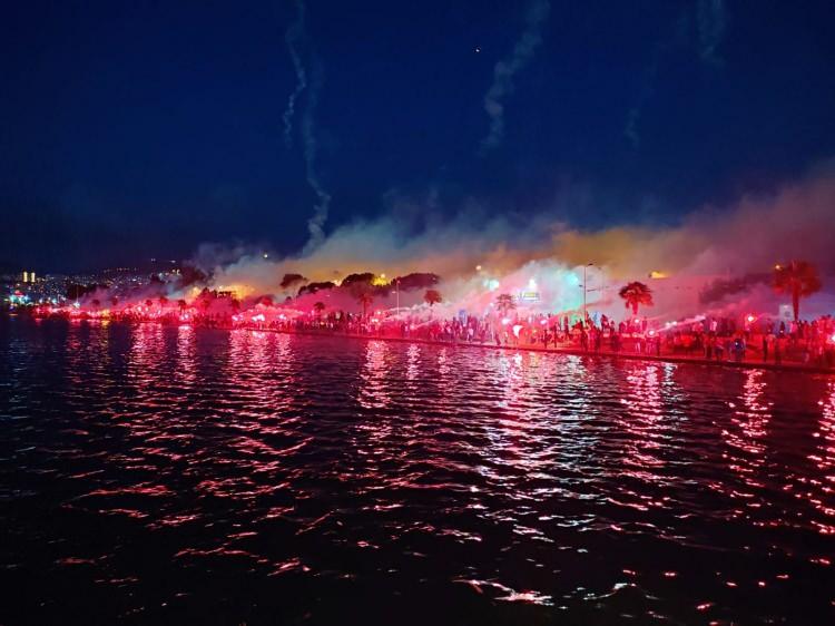 <p>Gazi Mustafa Kemal Atatürk'ün 19 Mayıs 1919'da Samsun'a ayak bastığı Kurtuluş İskelesi önünde toplanmaya başlayan binlerce taraftar, sahil boyunca yan yana dizildi.</p>

<p> </p>
