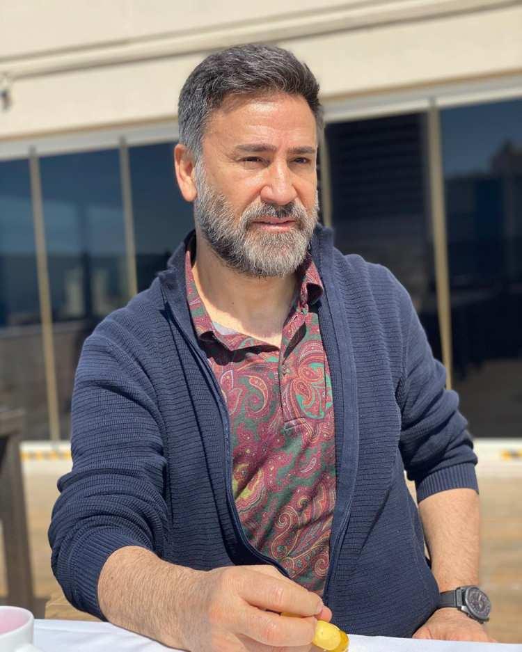 <p><span style="color:#B22222"><strong>&nbsp;Sahne aldığım zamanlar i&ccedil;inde Ankara'da araba alım satımı yapıyor farklı mesleklerden de iş kolları geliştiriyordum. '&Ccedil;alışan demir pas tutmaz' felsefesiyle hayatım boyunca hep &ccedil;alıştım ve &uuml;rettim.</strong></span></p>
