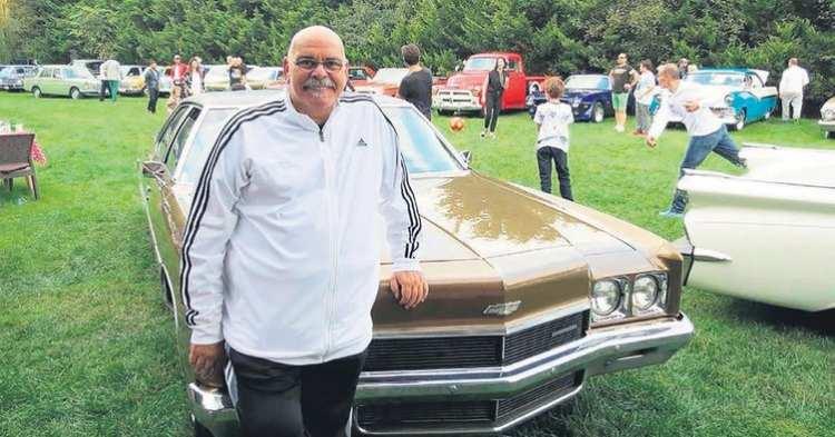 <p><span style="color:#FF0000"><strong>Aracına doyamayan usta oyuncunun 72'lik arabasıyla bu foroğrafı fan sayfaları tarafından paylaşıldı. </strong></span></p>