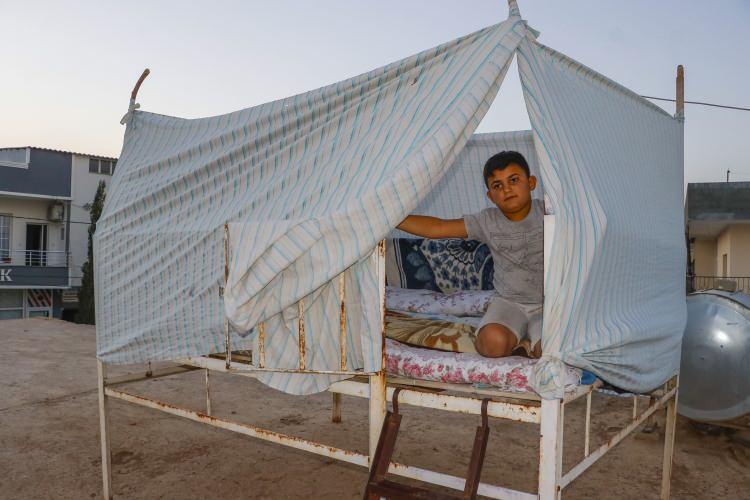 <p>Damda yatmayı 'doğal klima' olarak nitelendiren Mahmut Ersan, hava sıcaklığının dayanılamaz boyutlara ulaşması nedeniyle, insanların damda yatmayı tercih ettiğini söyledi. </p>