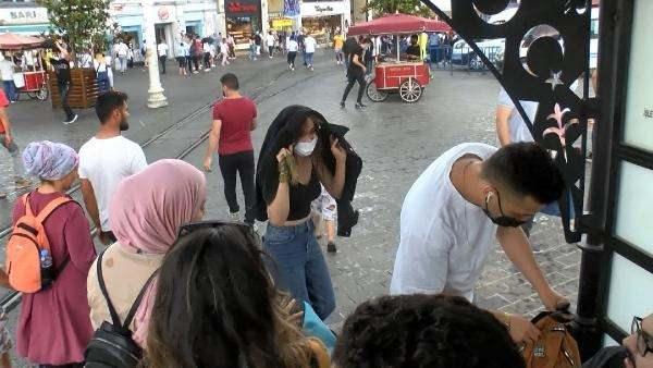 <p>Taksim ve İstiklal Caddesi'nde yağmur etkili oldu. Yağmurda ıslanmak istemeyenler başlarına tuttukları kıyafetleri ve çantaları ile yağmurdan korunmaya çalıştı. </p>
