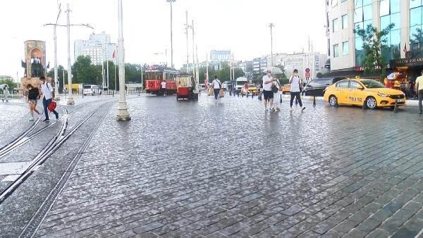 <p>Yağmurda ıslanmak istemeyenler tramvay durağına ve binaların altına sığındı.</p>
