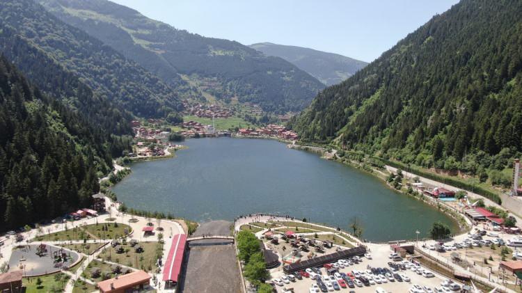 <p>Trabzon'un doğa harikası gözde turizm merkezlerinden Uzungöl, kısıtlamaların sona ermesinin ardından tatilci akınına uğradı.</p>
