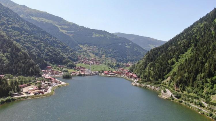 <p>Uzungöl'de turizm sektöründe yer alan Murat Akyuz, Pandemi döneminde de bir müşteri potansiyelimiz vardı. Yasakların kalkmasıyla birlikte hareketlilik yüzde 60-70 civarı çoğaldı. Dışardan gelen yabancı misafirlerimizde çoğaldı. Yerli misafirlerimizde çoğaldı. Dubai, Kuvvet, Ürdün ve Bahreyn'den gelen misafirlerimiz var. Bazı otellerde doluluk oranı yüzde 70-80'lere ulaştı. Bazı otellerin ise yüzde 50'lerde olduğu gözüküyor. Temmuz ayının 7'nden sonra rezervasyonlara bakıldığında Uzungöl'de çok yoğun bir müşteri potansiyeli oluşacağı gözüküyor. Doluluk oranının yüzde yüzlere çıkacağını söyleyebiliriz.</p>