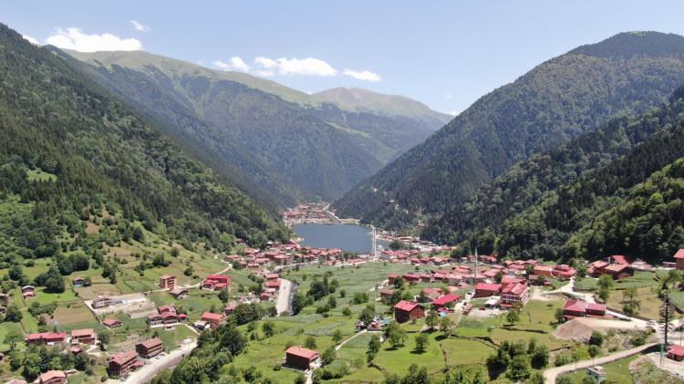 <p>Sıddık Eren: "İlk kez Uzungöl'e geliyorum"</p>

<p> </p>

<p> Batman'dan Uzungöl'e gelen Sıddık Eren, ilk kez Uzungöl'e geldiğini belirterek, "Uzungöl çok güzel ve ilk defa geldim ama bundan sonra her sene gelmeyi düşünüyorum. İki gün Ayder'de kaldık iki günde burada kalmayı düşünüyoruz. Fotoğraflarda görüldüğü gibi bir yer burası. Fiyatlarda uygun, güzel apartlar da var burada. İki yetişkin ve iki çocuk ile bir apartta geceliği 250 TL'ye kaldık. Bakıldığında bir şey değil. Çok uygun olmasa da yeme içmede normal gibi ama konaklama daha ucuz" ifadelerini kullandı.</p>
