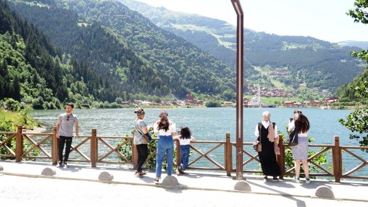 <p>Trabzon'un Çaykara ilçesinde bulunan gözde turizm merkezi Uzungöl, kısıtlamaların kalkmasının ardından tatilcilerin ilk durağı oldu. Doğayla iç içe tatil geçiren tatilciler temiz havanın tadını çıkardı. Pandemi kısıtlamaları kapsamında sessiz kalan Uzungöl, yasakların kalkmasıyla birlikte tatilcilerle dolmaya başladı. Muhteşem doğasıyla yerli ve yabancı turistlerin gözdesi olan tabiat harikası, önümüzdeki günlerde yabancı turistlerinde yoğun bir şekilde gelmesiyle birlikte doluluk oranının yüzde yüzü bulması bekleniyor.</p>
