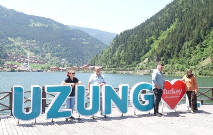 <p>Murat Akyüz: "Doluluk oranı yüzde yüze çıkacak"</p>
<p>Uzun süre evlerine kalan tatilciler Uzungöl'de eşsiz doğanın tadını çıkararak bol bol yürüyüş yaptı. Yeşilin hakim olduğu göl çevresindeki manzara tatilcileri mest etti.</p>
<p> </p>