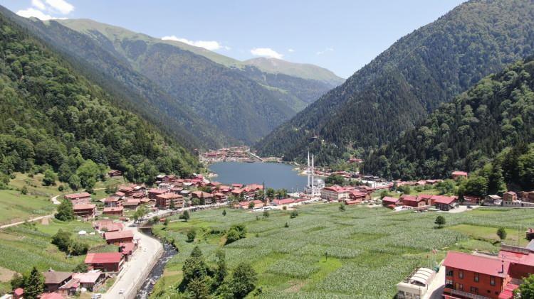 <p>Uzungöl'deki fiyatlarla ilgilide değerlendirmede bulunan Ciritçi, "Açıkçası düşündüğüm gibi değil. Fiyatlar uygun. Hatta hep şunu söylüyorum burası Kayseri'de olsa acaba fiyatlar nasıl olurdu. Tur olarak geldik ve kişi başı bin 95 TL ödedik ama ben 5 bin TL'lik bir tatil yaptık diye düşünüyorum" ifadelerini kullandı.</p>
