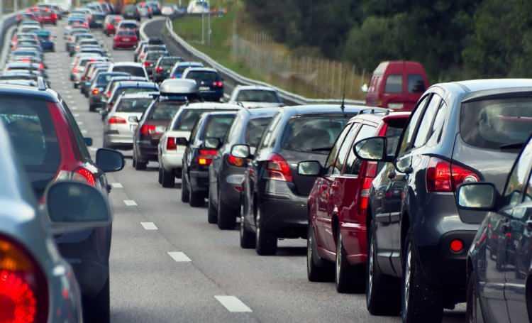 <p>Sigortacılar sürdüreceklerini söylüyorlar. Özellikle trafik sigortasındaki son yasa ile sigortadan ödenecek vefat ve sakatlık tazminatı hesaplamasına standart gelmesi ve değer kaybı tazminatlarında yeni düzenleme yapılması ile birlikte fiyatlar artmayacak, bu seyirde gidecek gibi gözüküyor.</p>

<p>Kaynak: Hürriyet</p>
