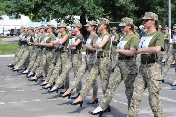 <p>Ukraynalı kadın askerler, Ukrayna'nın bağımsızlığının 30’uncu yıldönümü sebebiyle yapılan geçit töreni provalarına, siyah topuklu ayakkabılarla katıldı.</p>

<div> </div>
