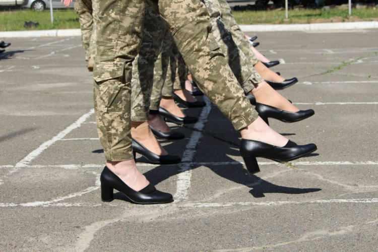 <p>Ukrayna’nın Sovyetler Birliği’nden ayrılışının 30’uncu yıldönümü sebebiyle 24 Ağustos'ta Khreshchatyk kentinde gerçeleşecek askeri geçit töreni provalarına kadın askerler, siyah topuklu ayakkabıyla katıldı.</p>
