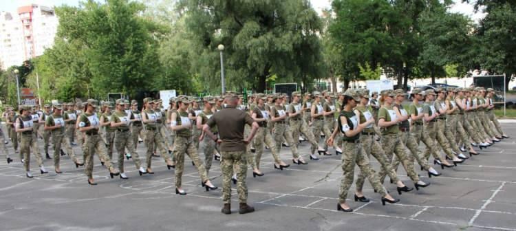 <p>Ukrayna Savunma Bakanlığı basın organı tarafından verilen bilgiye göre, kadın askerler ilk defa topuklu ayakkabılarla provalara katıldığı belirtildi.  </p>

