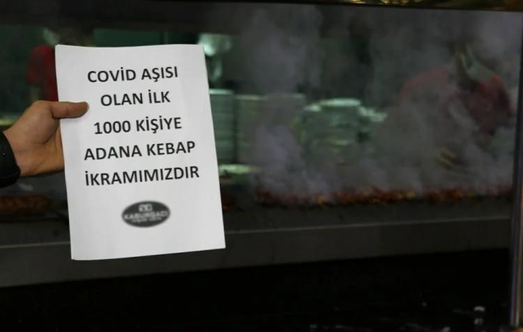 <p><strong>TÜRKİYE'DE ADANA KEBAP</strong></p>

<p>Türkiye'de de koronavirüsle mücadele kapsamında aşılama çalışmaları hız kesmeden devam ediyor. </p>

<p>Adana’da ise bir kebapçı dün başlattığı kampanya ile Hayat Eve Sığar uygulaması üzerinden aşı olduğunu gösteren ilk bin kişiye Adana kebap ikram edeceğini duyurdu. Bugün akşama kadar sürecek olan kampanyaya şu ana kadar yaklaşık 700 kişi aşısını olup kebap yemek için geldi.</p>
