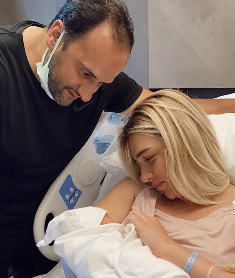 <p><span style="color:#B22222"><strong>Güzel sunucunun çekirdek ailesi ile yayınladığı pozu, hayranlar tarafından beğeni yağmuruna tutuldu.</strong></span></p>